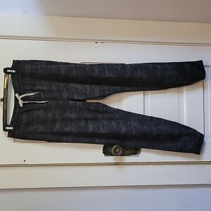 Vuori black camo Performance Joggers size M-tall